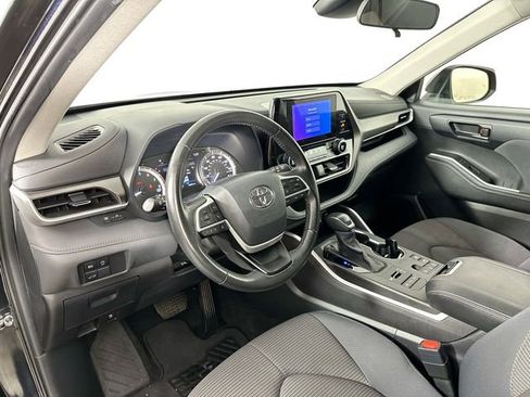 Used 2024 Toyota Highlander LE image 3