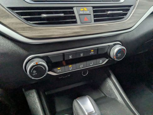 Used 2025 Nissan Altima 2.5 SV FWD image 17