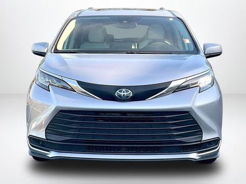 Used 2021 Toyota Sienna LE w/ LE Plus Package FWD image 3