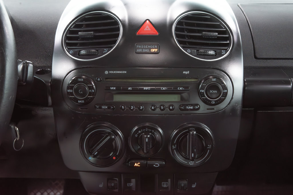 Used 2010 Volkswagen Beetle Coupe FWD image 18