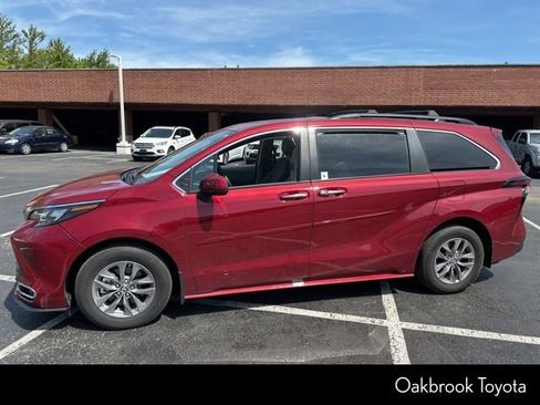 Used 2024 Toyota Sienna XLE FWD image 4