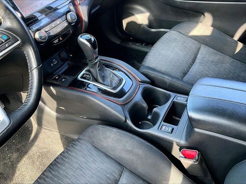 Used 2019 Nissan Rogue SV w/ Sun & Sound Touring Package image 13