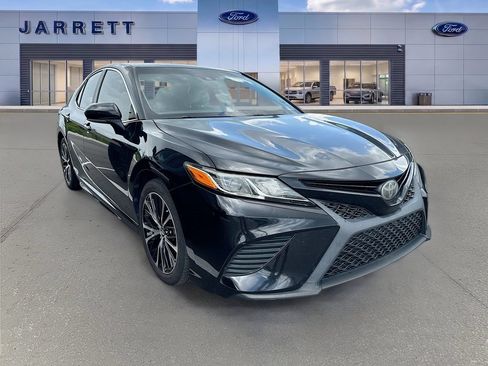 Used 2018 Toyota Camry SE w/ Moonroof Package FWD image 1
