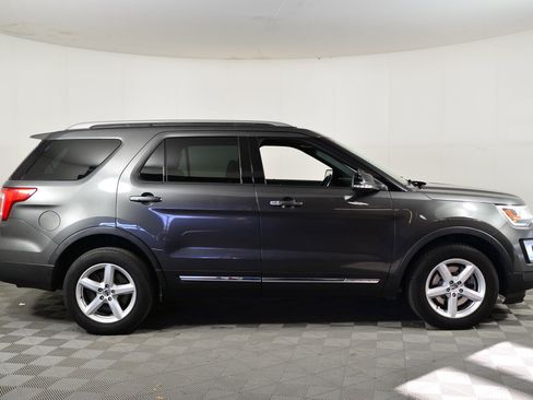 Used 2017 Ford Explorer XLT w/ Equipment Group 202A image 7