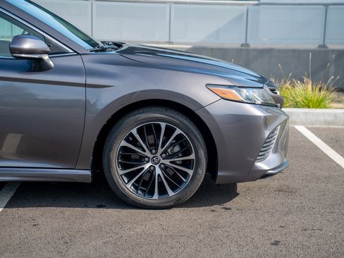 Used 2018 Toyota Camry SE w/ Convenience Package FWD image 9