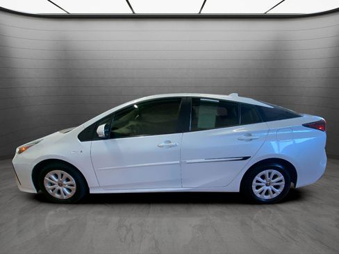Used 2022 Toyota Prius LE image 2