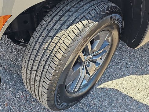 Used 2025 Nissan Frontier SV image 31