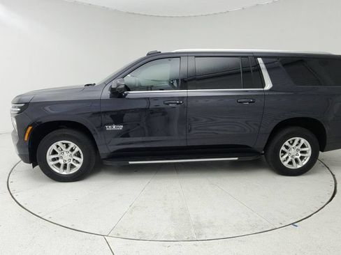 Used 2025 Chevrolet Suburban LT w/ Comfort Package RWD image 4