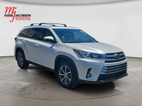 Used 2019 Toyota Highlander SE AWD/4WD image 3
