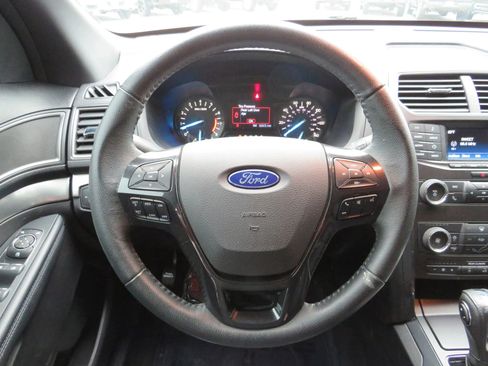 Used 2018 Ford Explorer XLT AWD/4WD image 13