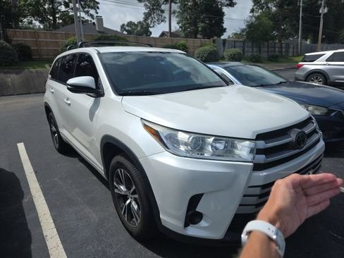 Used 2018 Toyota Highlander LE FWD image 3