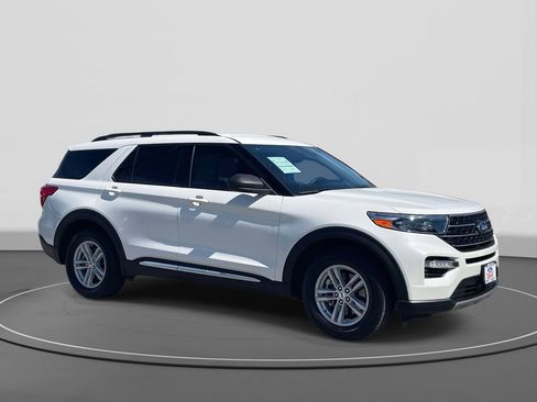Used 2023 Ford Explorer XLT w/ Equipment Group 202A image 4