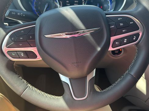 Used 2023 Chrysler Pacifica Touring-L image 12