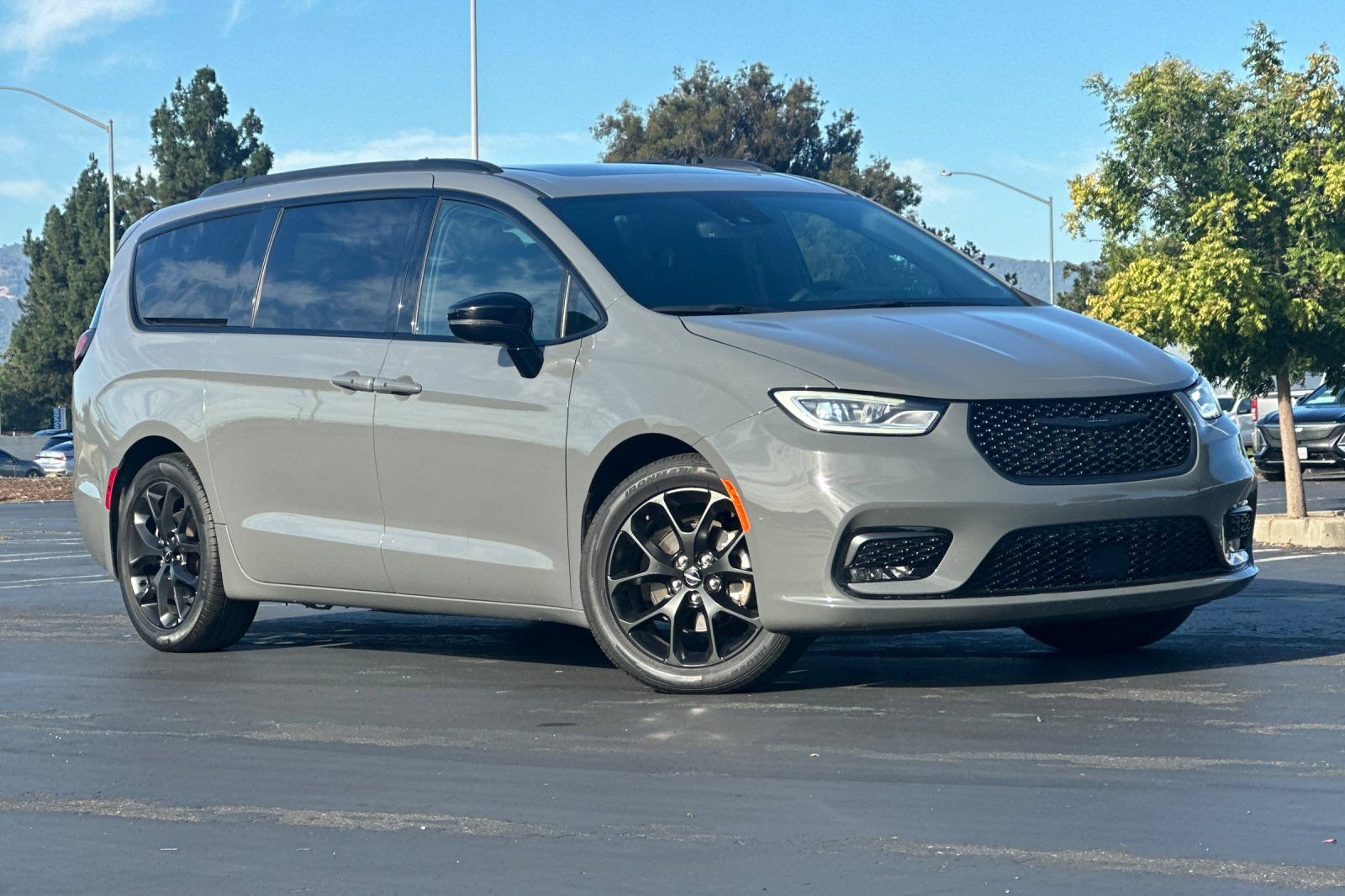 Used 2025 Chrysler Pacifica Limited FWD image 2