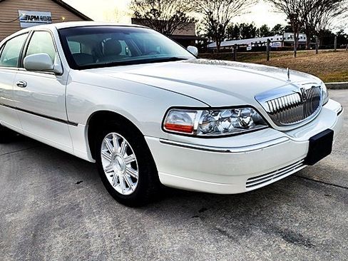 Used 2006 Lincoln Town Car Signature Limited image 11