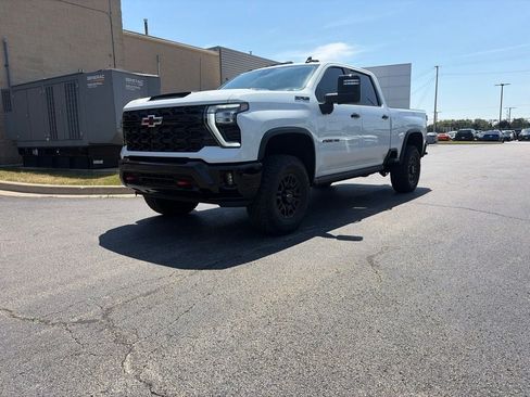 Used 2025 Chevrolet Silverado 2500 ZR2 w/ Technology Package AWD/4WD image 3