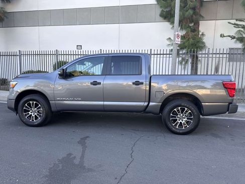 Used 2022 Nissan Titan SV image 8