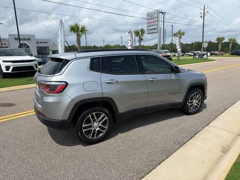 Used 2018 Jeep Compass Latitude FWD image 3