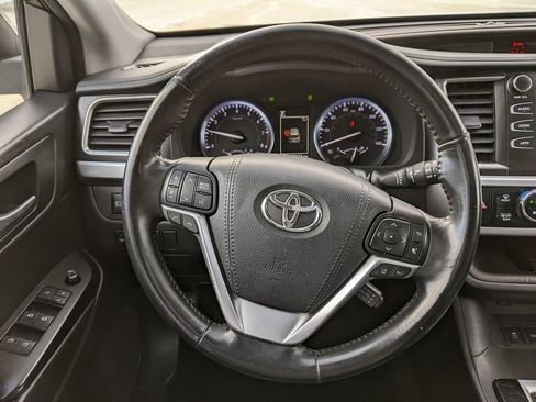 Used 2017 Toyota Highlander XLE image 14
