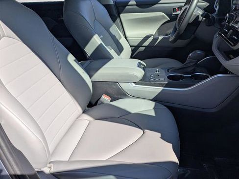 Used 2023 Toyota Highlander XLE image 19