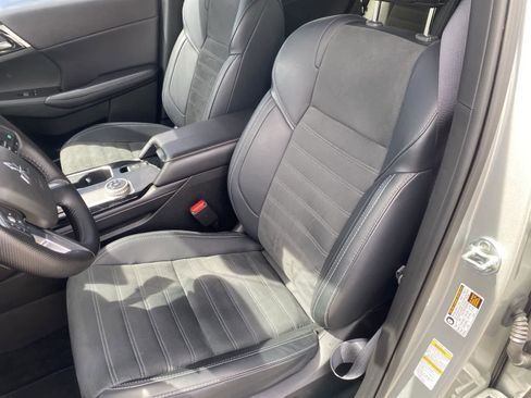 Used 2025 Mitsubishi Outlander SE image 11