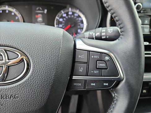 Certified 2021 Toyota Highlander LE image 16