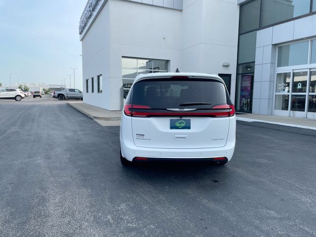 Used 2026 Chrysler Pacifica Limited FWD image 4