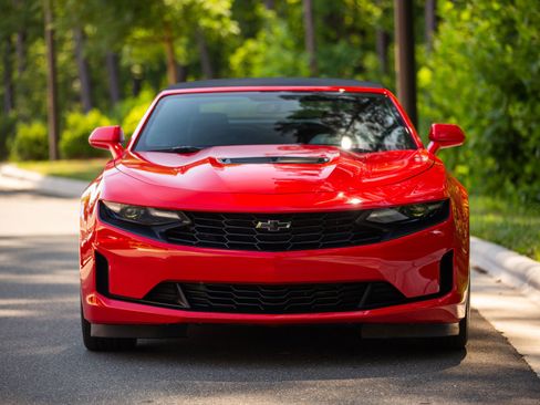 Used 2020 Chevrolet Camaro LT w/ Technology Package RWD image 13