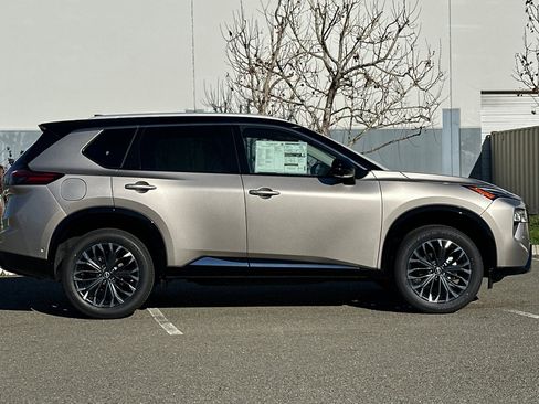 New 2026 Nissan Rogue Platinum w/ Platinum Premium Package image 3