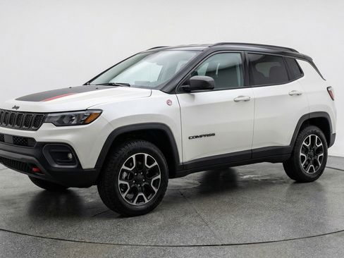 Used 2025 Jeep Compass Trailhawk AWD/4WD image 3
