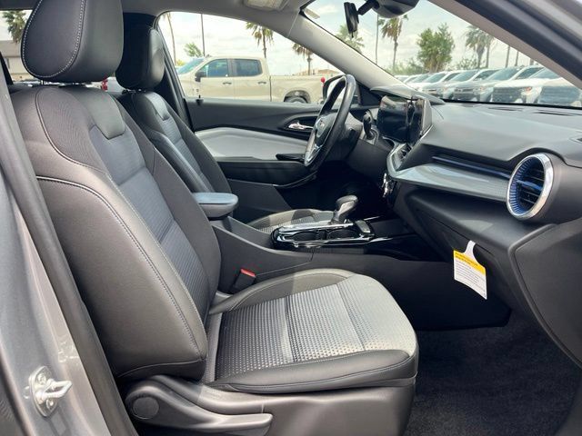 Used 2025 Chevrolet Trax LT w/ Driver Confidence Package FWD image 21