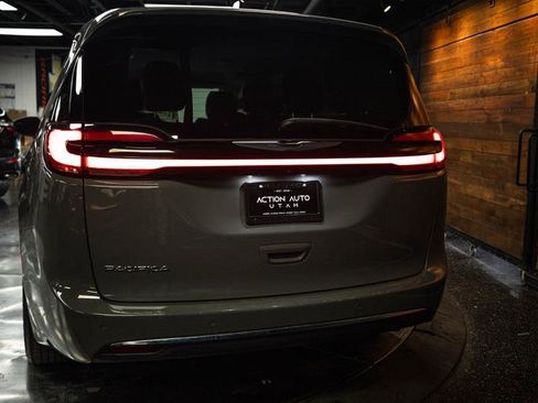Used 2023 Chrysler Pacifica Touring-L FWD image 6
