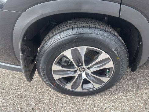 Used 2023 Toyota Highlander XLE image 14