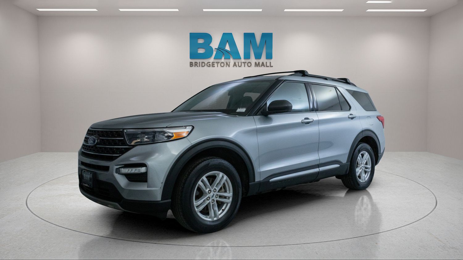 Used 2023 Ford Explorer XLT w/ Equipment Group 202A AWD/4WD image 3