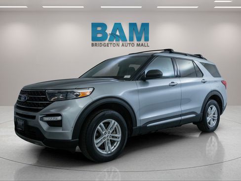 Used 2023 Ford Explorer XLT w/ Equipment Group 202A AWD/4WD image 3