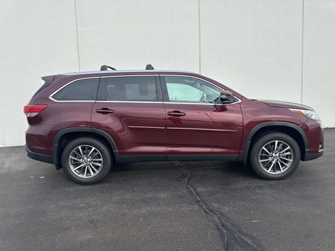 Used 2019 Toyota Highlander XLE image 3