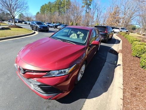 Used 2018 Toyota Camry LE image 3