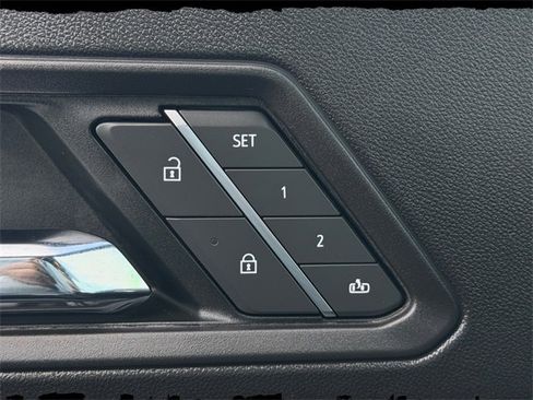 Used 2023 Chevrolet Colorado Z71 w/ Z71 Convenience Package 2 image 17