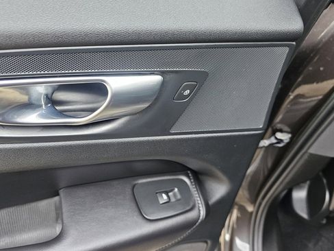 Certified 2023 Volvo XC60 B5 Plus w/ Climate Package image 15