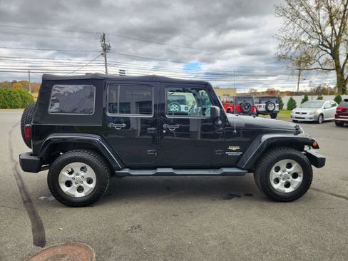 Used 2015 Jeep Wrangler Unlimited Sahara w/ Connectivity Group AWD/4WD image 18