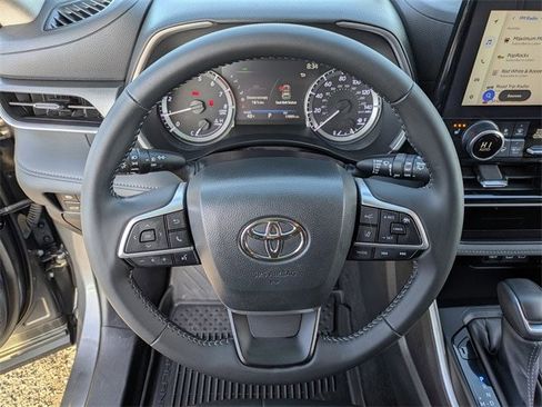 Used 2023 Toyota Highlander L image 30