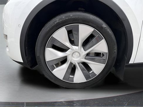 Used 2021 Tesla Model Y Long Range image 9