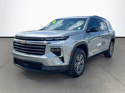 Used 2024 Chevrolet Traverse LT FWD image 3