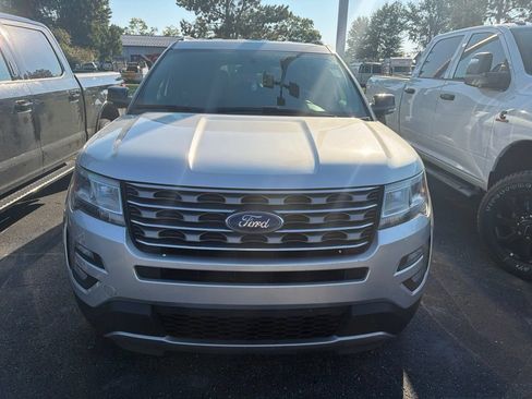 Used 2017 Ford Explorer XLT AWD/4WD image 7