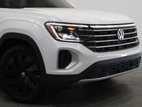 Used 2024 Volkswagen Atlas SE w/ Panoramic Sunroof Package image 3