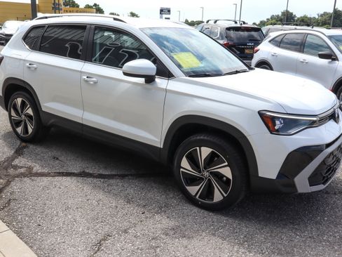 Used 2025 Volkswagen Taos SE AWD/4WD image 3