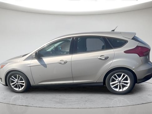 Used 2018 Ford Focus SE w/ Cold Weather Package FWD image 6