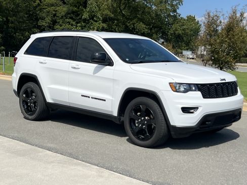 Used 2019 Jeep Grand Cherokee Laredo RWD image 2