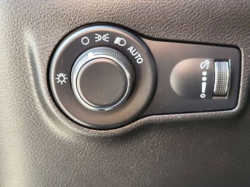 Used 2025 Jeep Compass Sport w/ Mopar Graphics Package image 9