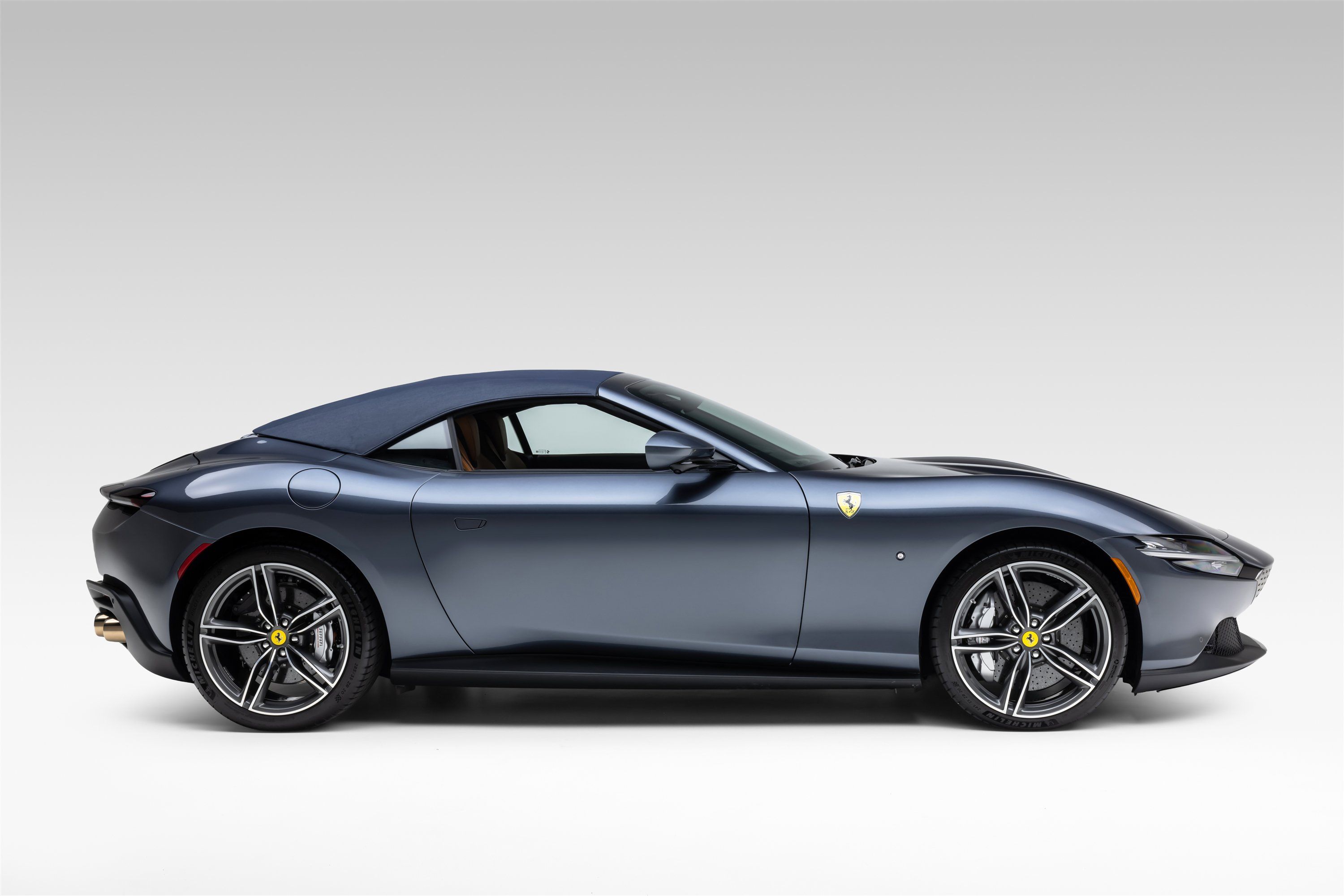 Certified 2025 Ferrari Roma Spider RWD image 9